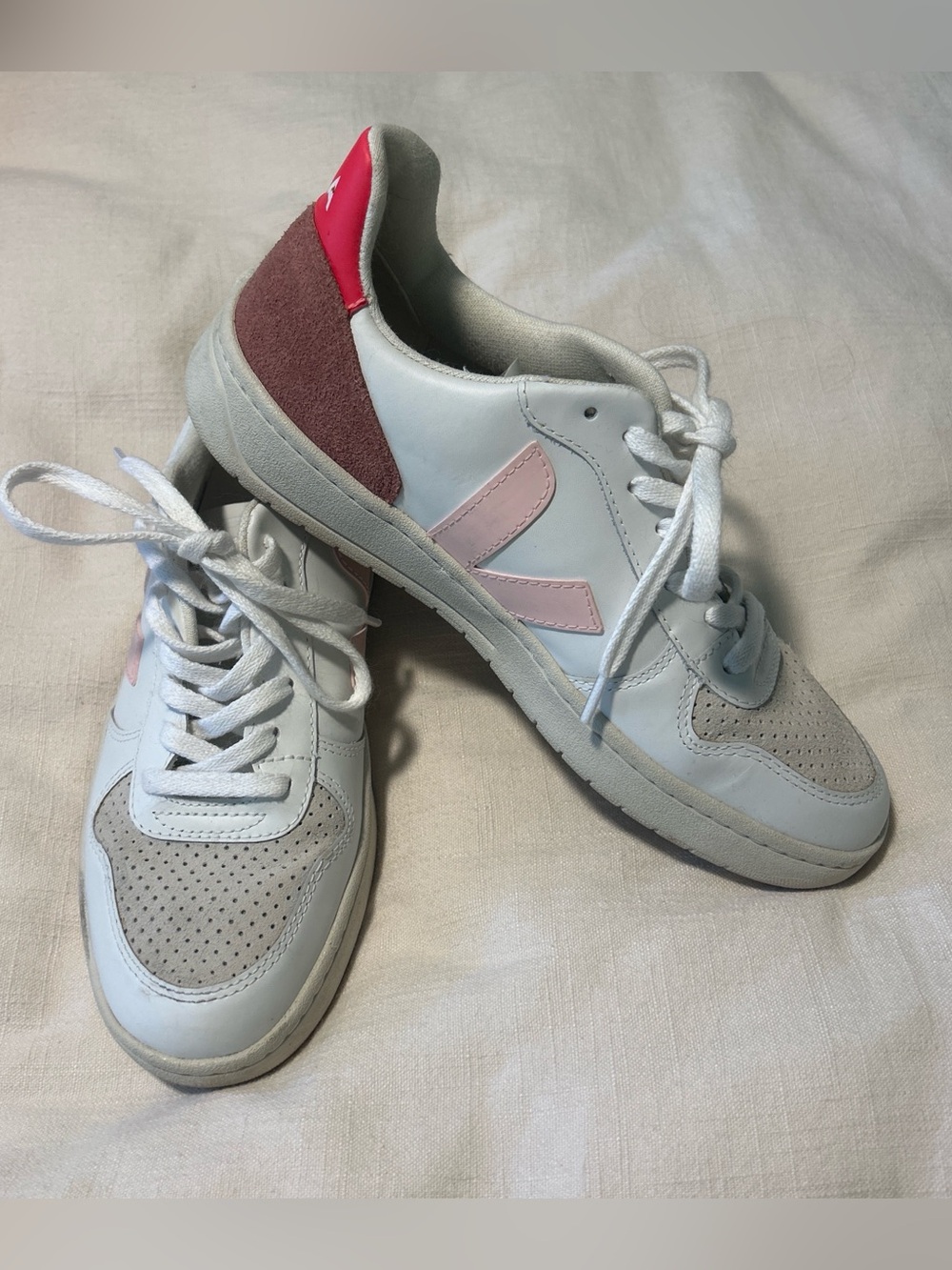 Veja v-10 sneakers in with and petale rose